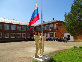 Торжественная линейка, посвященная 78-й годовщине победы в Великой Отечественной войне..