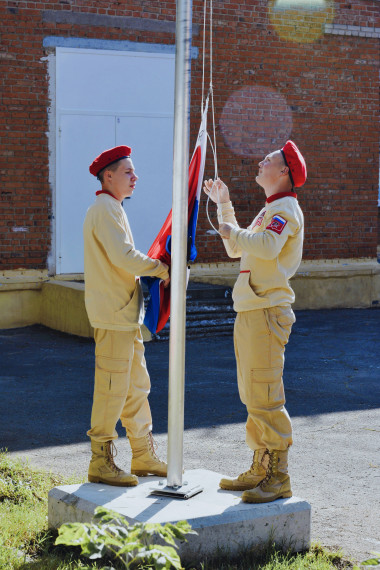 Традиционно линейка началась с поднятия Государственного флага Российской Федерации членами Юнармии. .