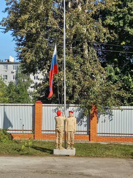 Традиционно линейка началась с поднятия Государственного флага Российской Федерации членами Юнармии. .